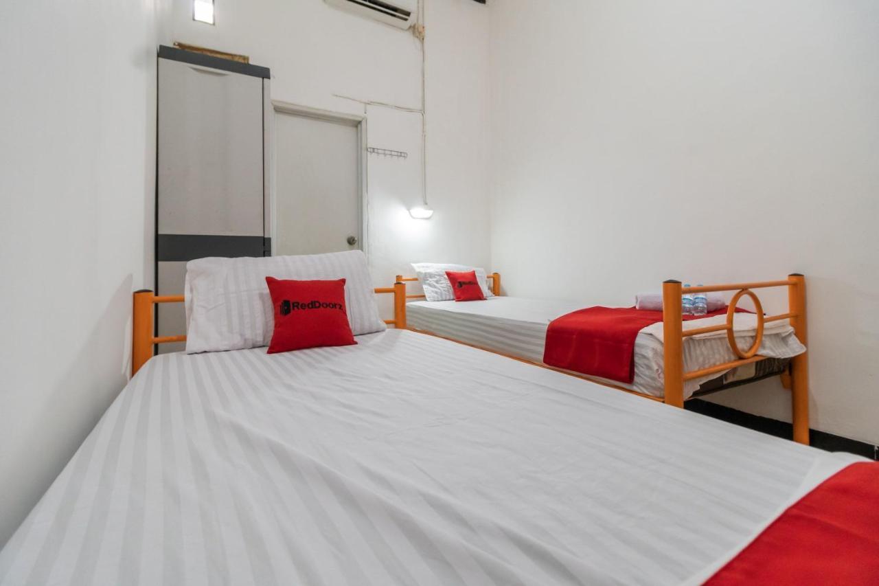 RedDoorz near Terminal Bubulak Bogor Otel Dış mekan fotoğraf