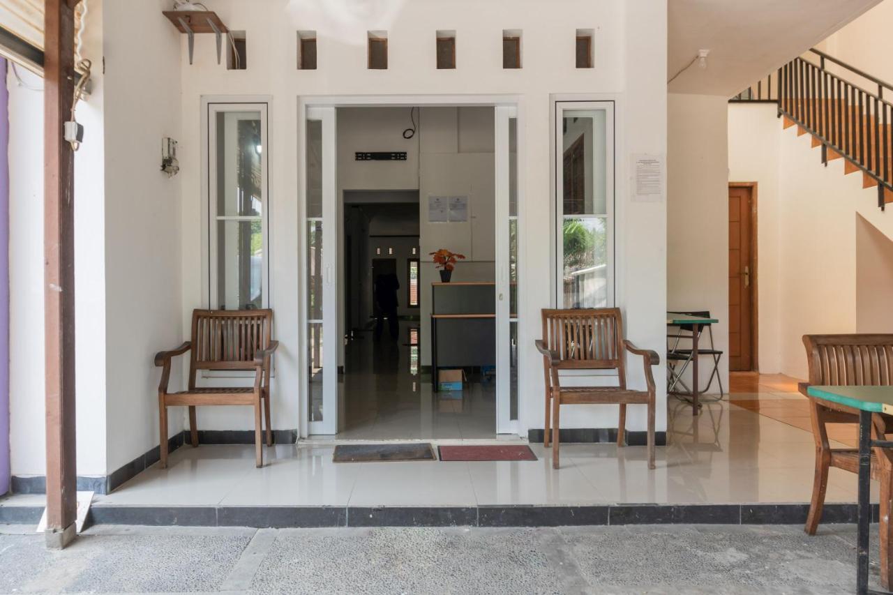 RedDoorz near Terminal Bubulak Bogor Otel Dış mekan fotoğraf